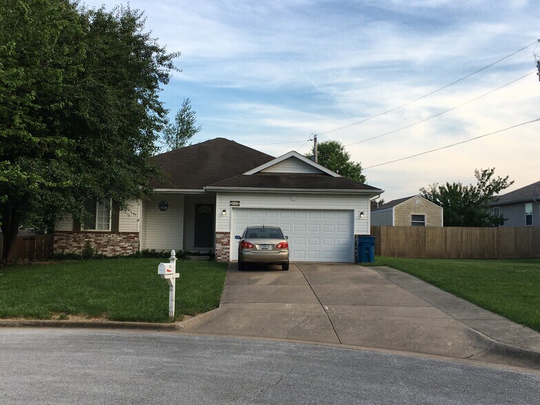 Building Photo - 850 W Hickory Nut Ct