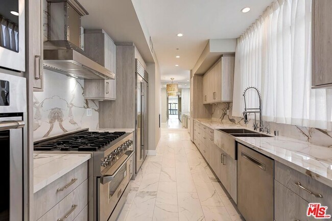 Building Photo - 323 N Palm Dr