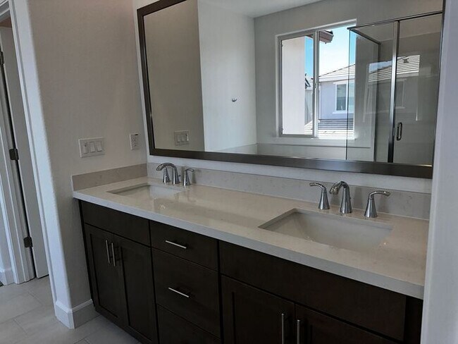 Building Photo - Beautiful 4 bedroom new home in Sierra wes...