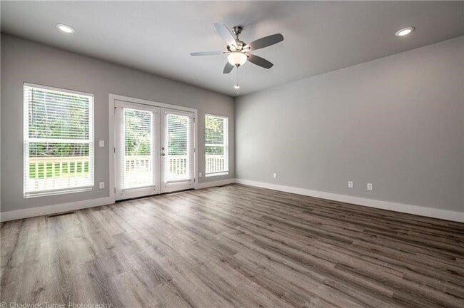 Building Photo - 1512 N Gregg Ave