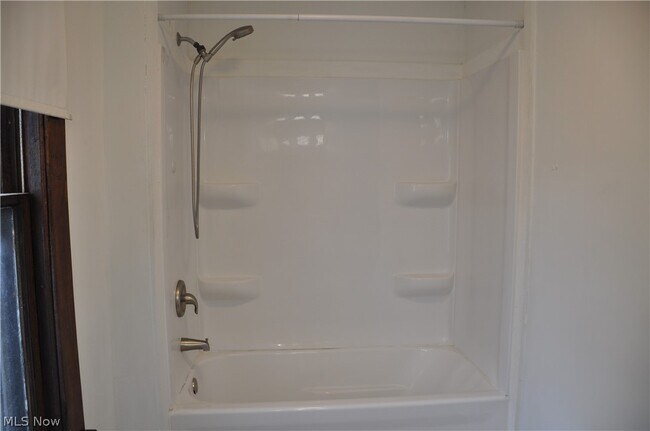 Building Photo - 11 E Main St