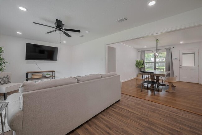 Building Photo - 8057 Ridgeview Dr