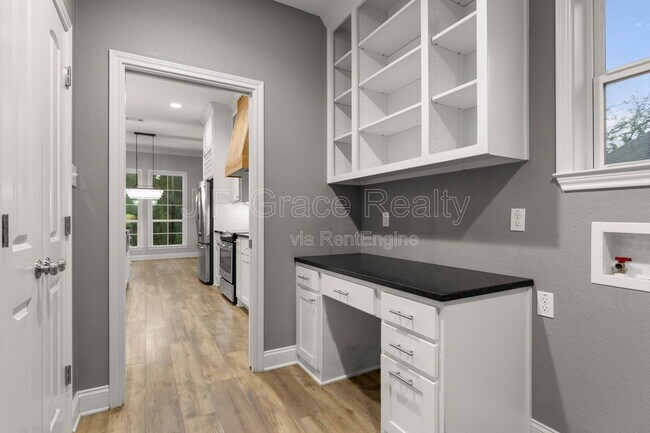 Building Photo - 19 N Shore Cir