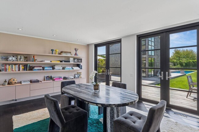 Building Photo - 811 Halsey Ln