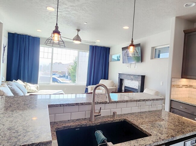 Building Photo - Home Sweet Home! Won't last long!