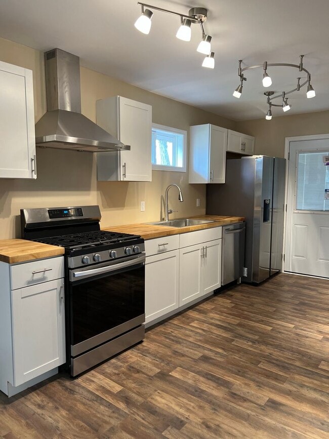 Building Photo - 4 Bed/1 Bath Home in Penn Hills-Completely...