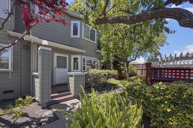 Building Photo - Beautiful 2-Bedroom 2.5Bathroom Mountain View Townhome