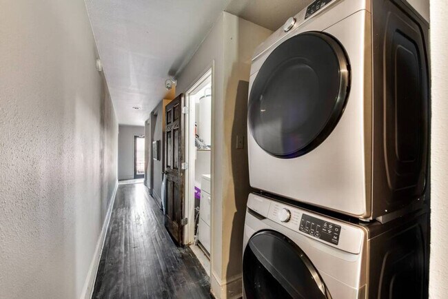 Building Photo - 5002 Junius St