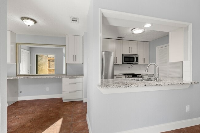 Building Photo - 8522 Scenic Green Dr