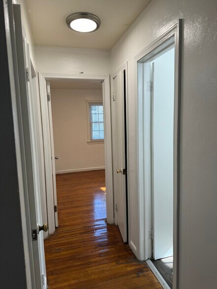 Building Photo - 1007 W 36th St