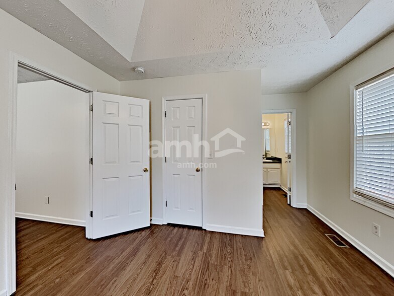 Building Photo - 136 River Walk