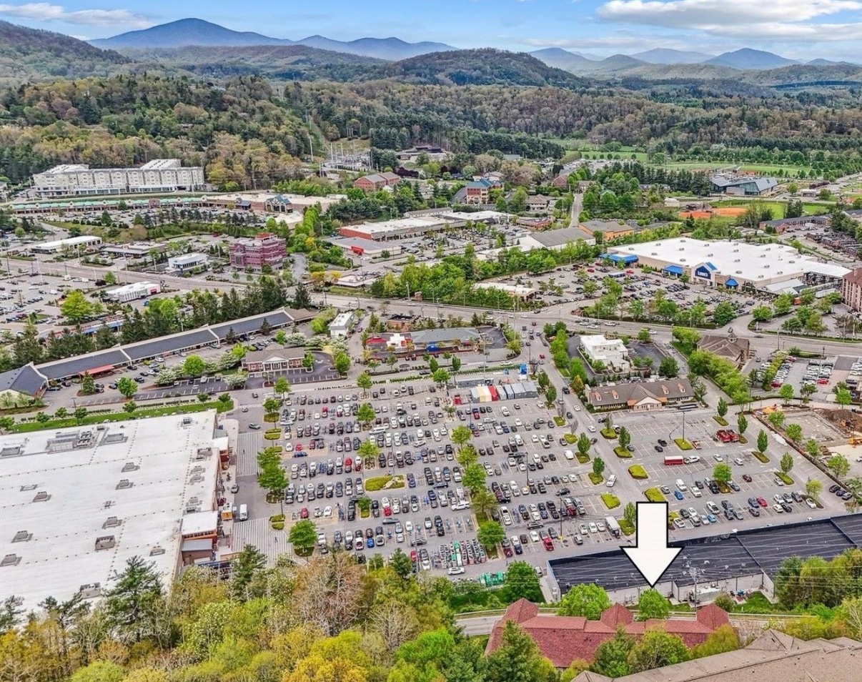 Building Photo - 800 Meadowview Dr