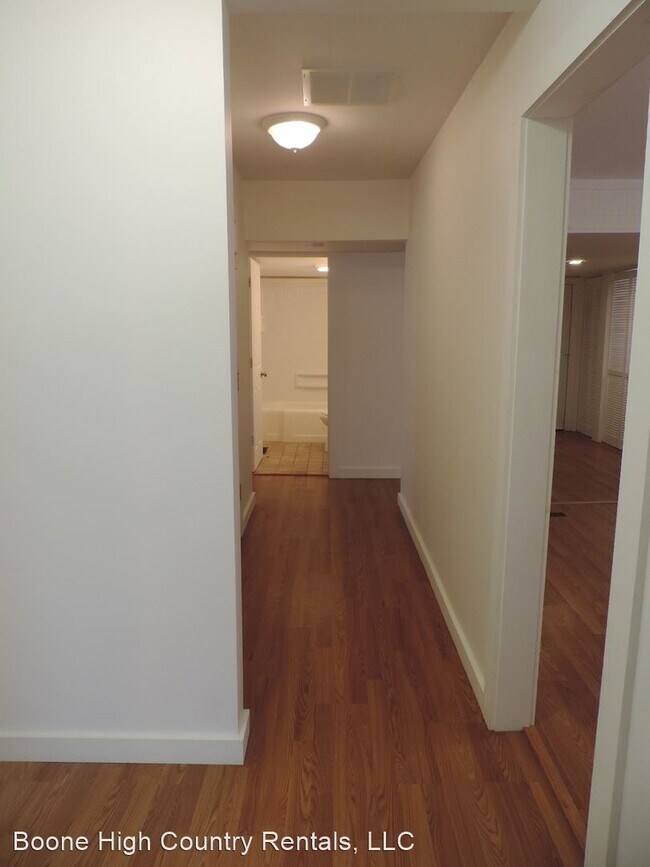 Building Photo - 3 br, 1.5 bath House - 407 Meadowview Drive