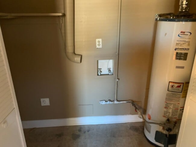 Building Photo - GREAT DUPLEX AVAILABLE NOW