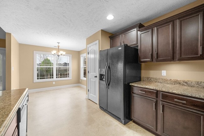 Building Photo - Three Bedroom with Bonus!