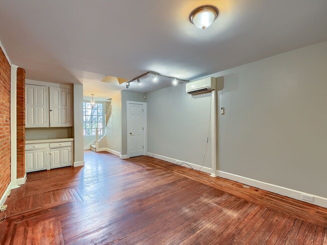 Building Photo - Spacious 3 Bedroom Single Family Home in the Capital District