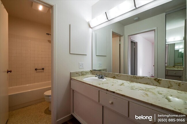 Building Photo - 7 Commodore Dr