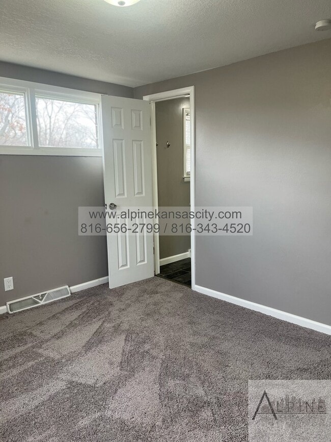 Building Photo - Available Mid January! 5 Bedrooms, PLUS Rec Room in Gladstone!