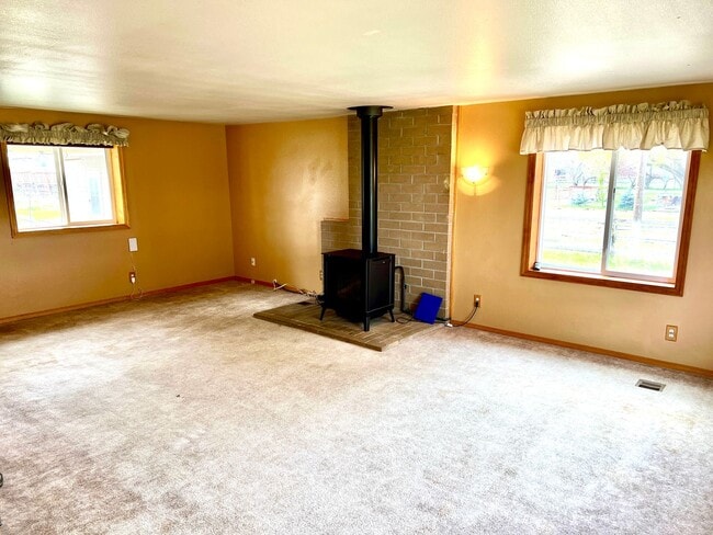 Building Photo - Pet Friendly 2 Bed 2 Bath Single Family Home With Garage, Private Deck and Big Yard!
