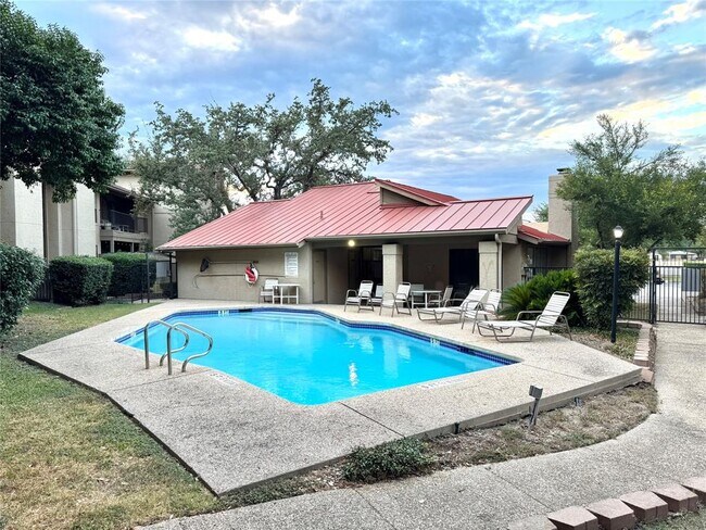 Building Photo - 1202 Thorpe Ln