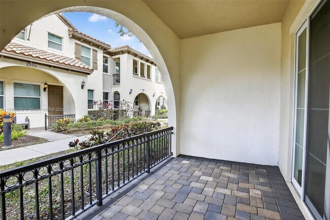 Building Photo - 2938 St Thomas Dr