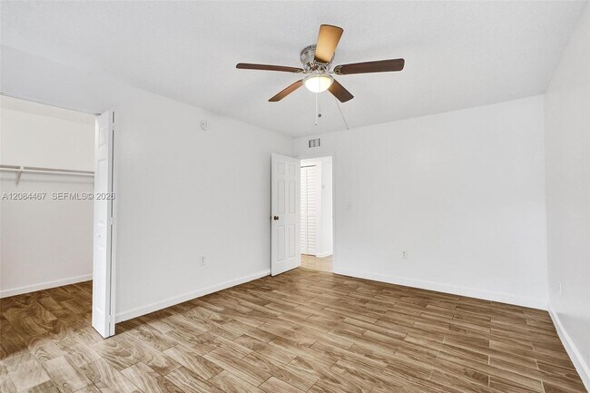 Building Photo - 469 N Pine Island Rd