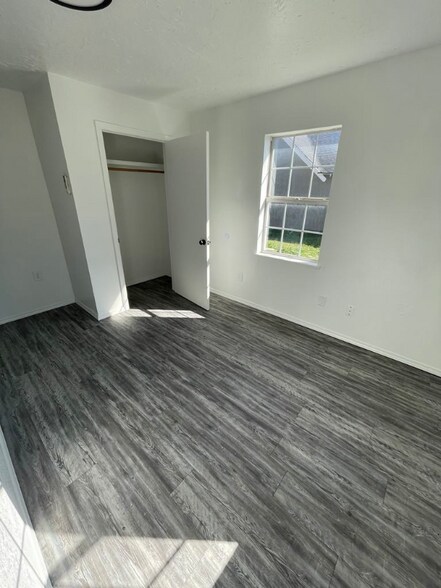 Building Photo - 406 S Abilene Ave