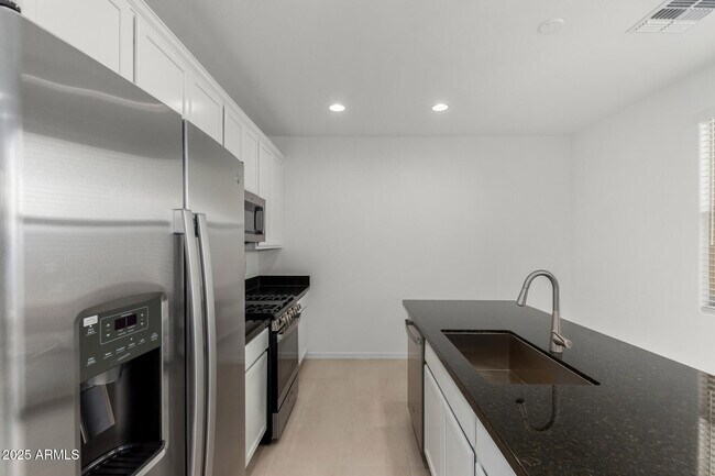 Building Photo - 14633 W Sand Hills Rd