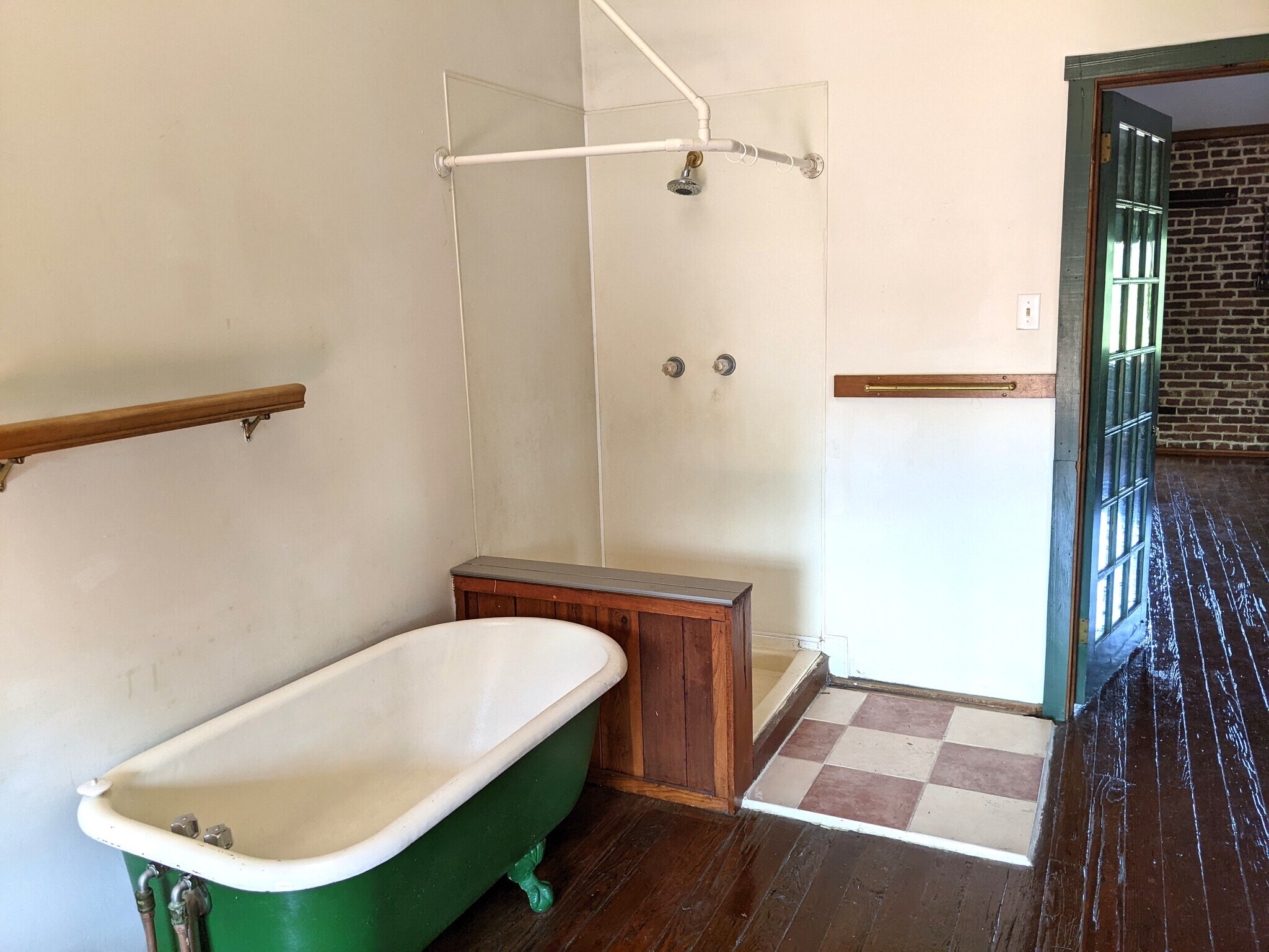 Tub and shower - 11 Spruce St