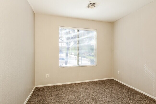 Building Photo - 12938 W Fleetwood Ln