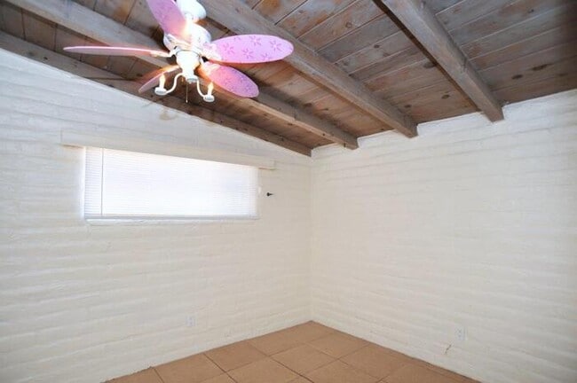 Building Photo - 4 bedroom/2 bath home on large lot near Alvernon/Grant!