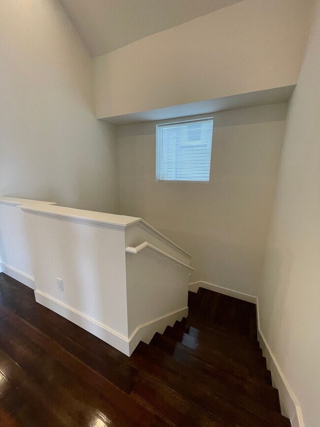 Building Photo - 1/2 Off First Month's Rent, 6Bdrm, 3Bath