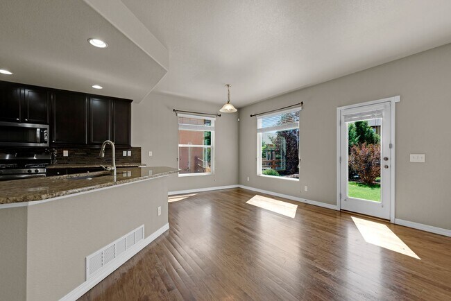 Building Photo - Beautiful home available to move in 08/04/...