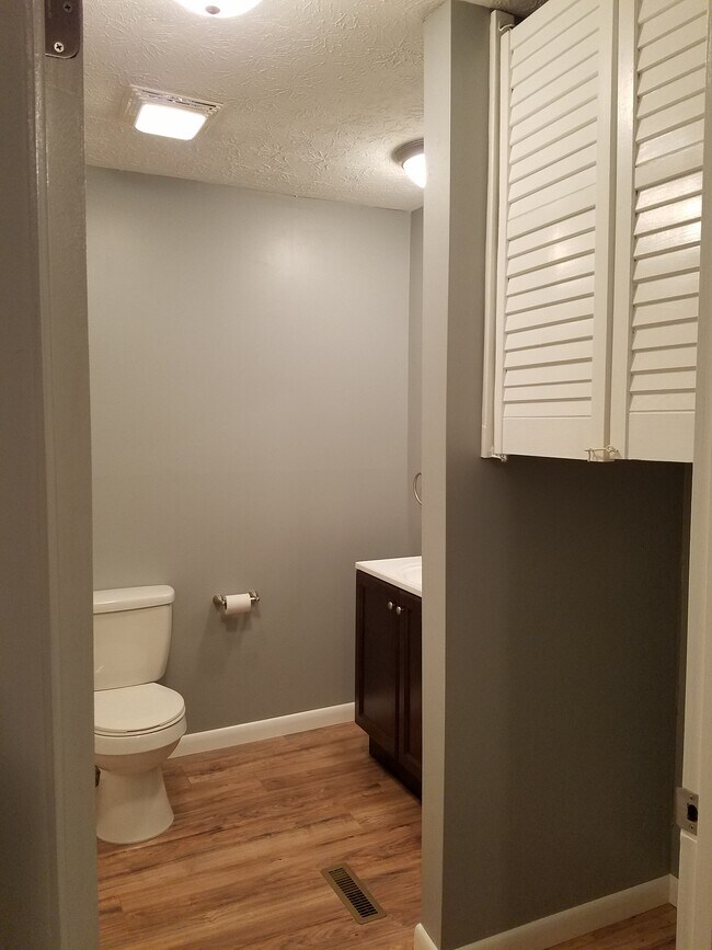 Building Photo - 722 Shadycrest Dr