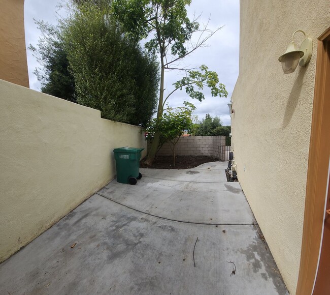 Building Photo - Contemporary Beautiful Spacious 4 bed 3 bath home