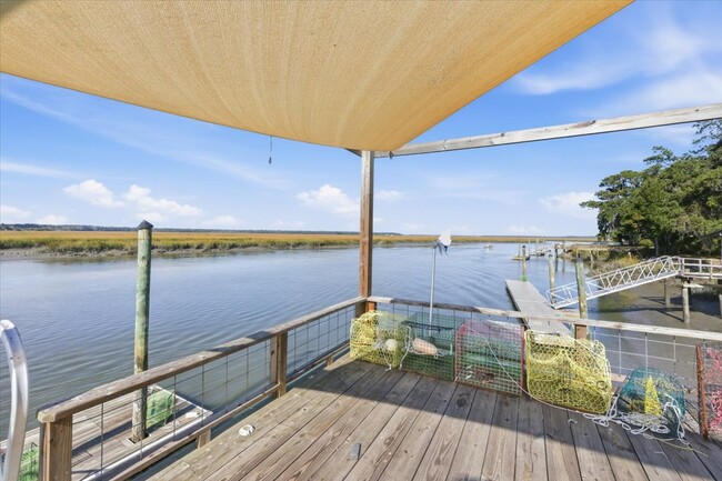 Building Photo - 256 River Dr