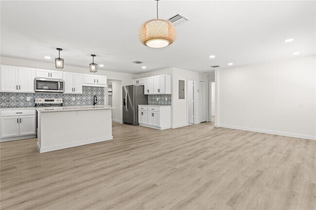 Building Photo - 328 SW 11th Ave