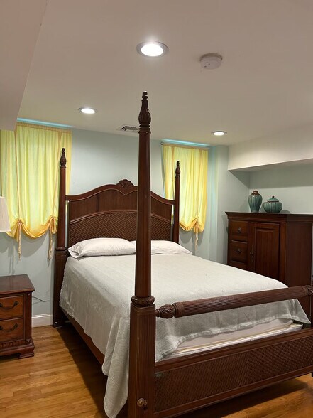 Building Photo - 74 Georgia St