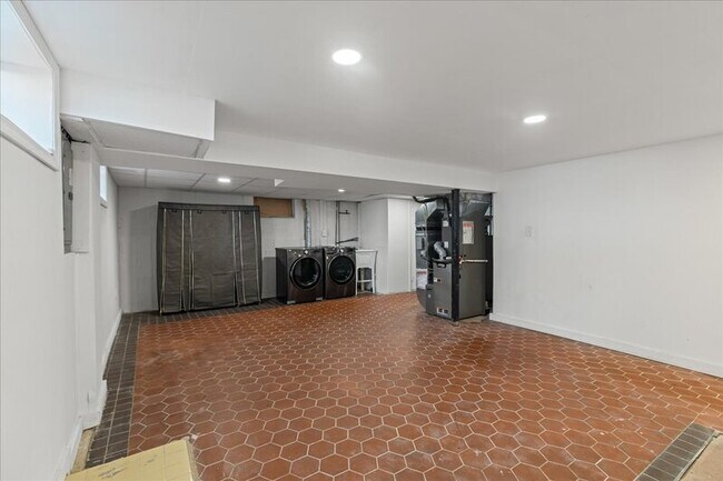 Building Photo - 116 Barclay Dr