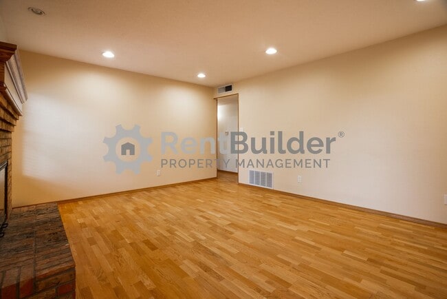 Building Photo - FANTASTIC HOUSE TO CALL HOME!