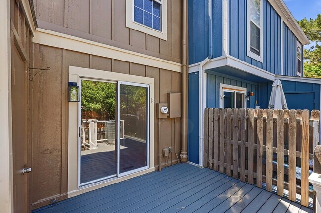 Building Photo - $2,470.95, 2 Bed, 2.5 bath Townhome in Centennial with in unit Laundry!