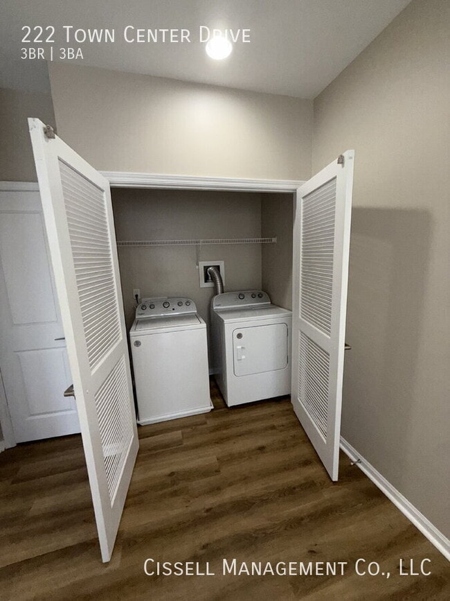 Building Photo - 222 Town Center Dr