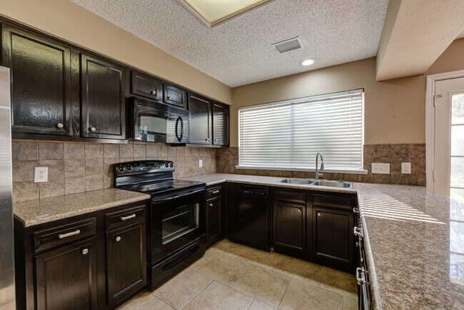 Building Photo - 21427 Park Run Dr