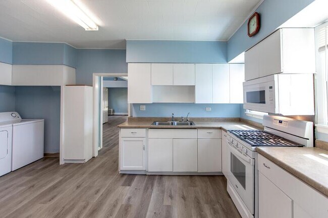 Building Photo - 725 7th Ave SE