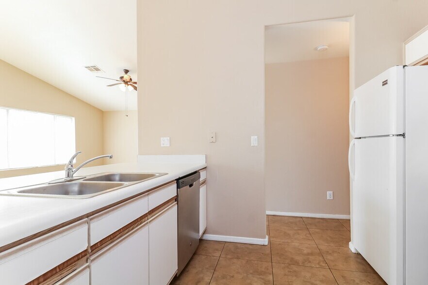 Building Photo - 9015 W Roanoke Ave