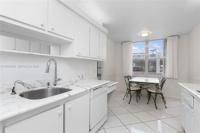 Building Photo - 2751 S Ocean Dr