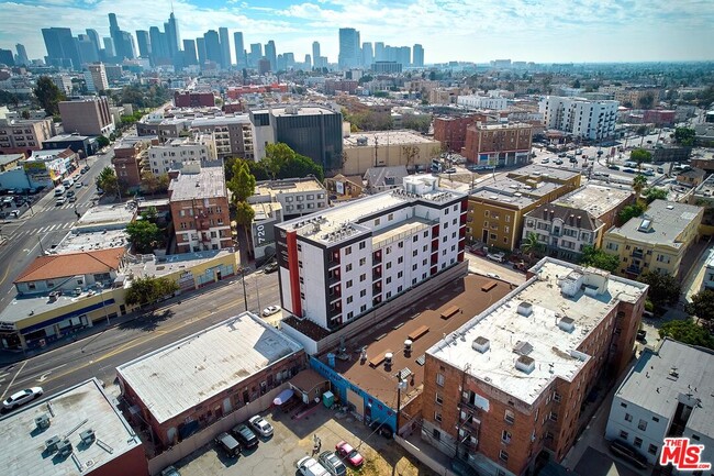 Building Photo - 719 S Hoover St