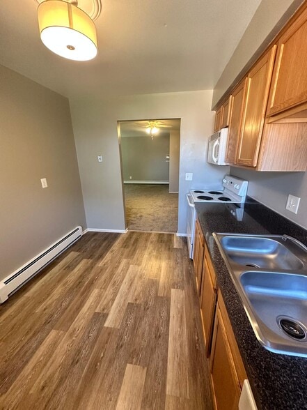 Building Photo - 1840 Axtell Dr