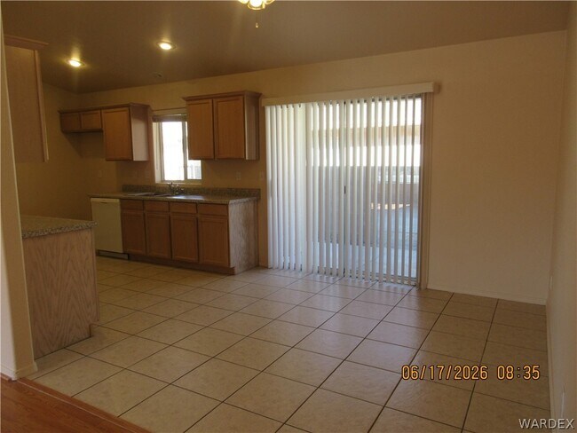 Building Photo - 2747 Phoenix Ave