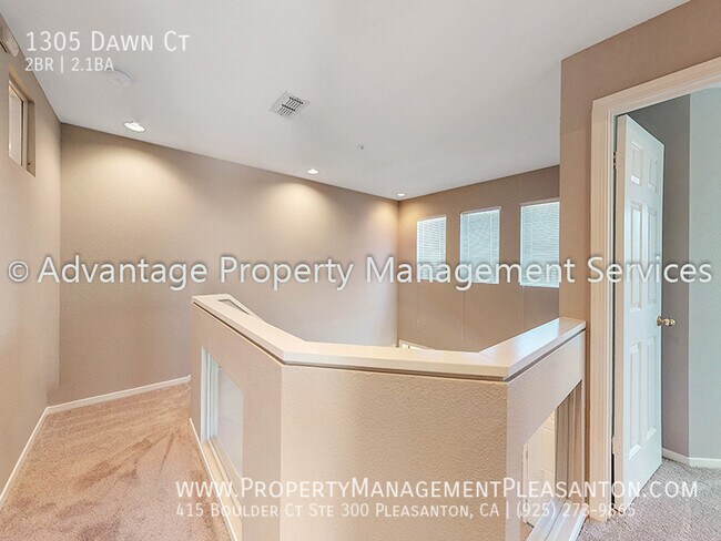 Building Photo - Spacious 2 Bed, 2.5 Bath, Townhome with 2-...